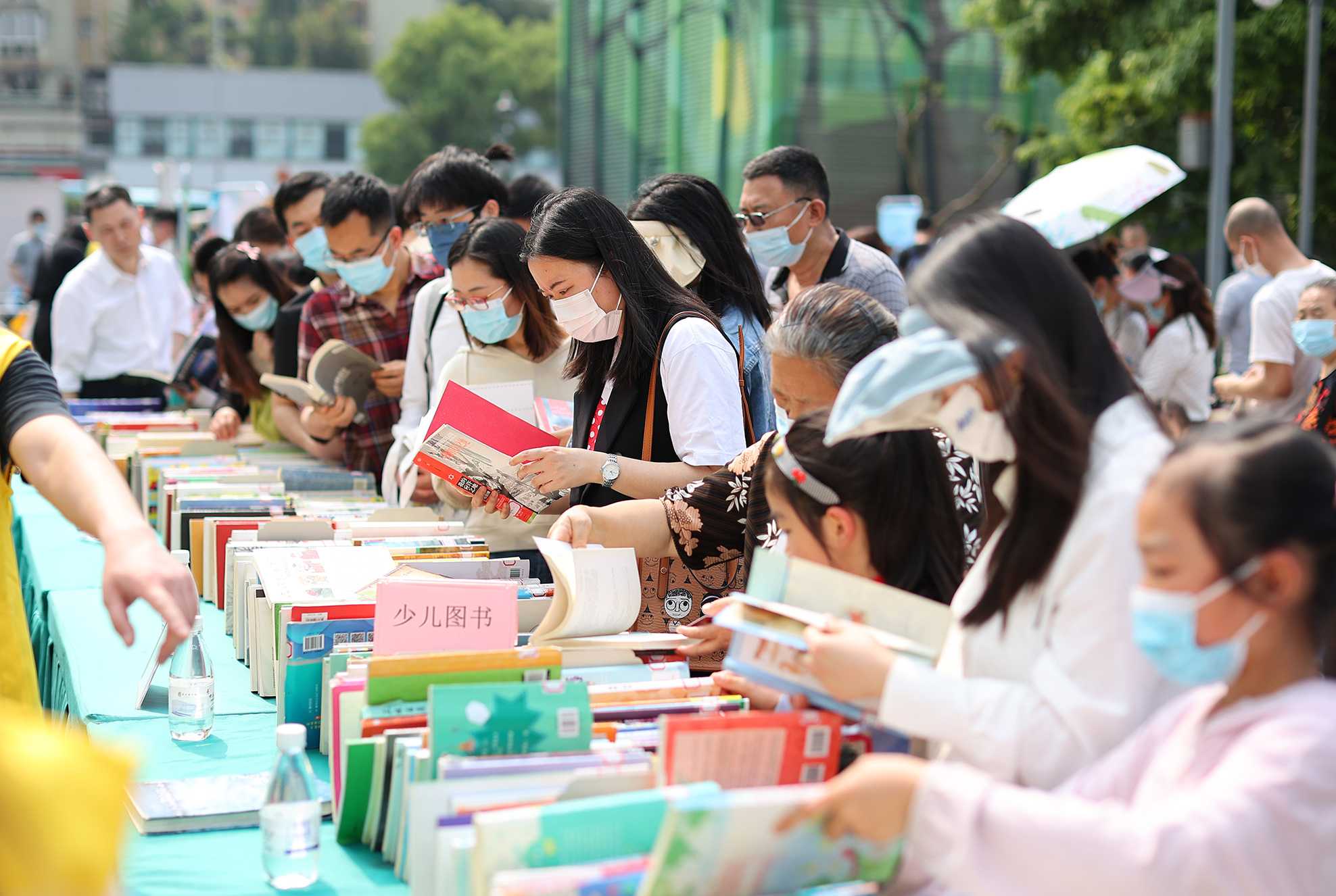 书香社会崭新篇章，多地全民读书活动火热开展，图书馆人气飙升