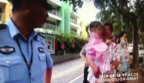 网传小女孩常坐光棍怀里背后的真相与社会反思