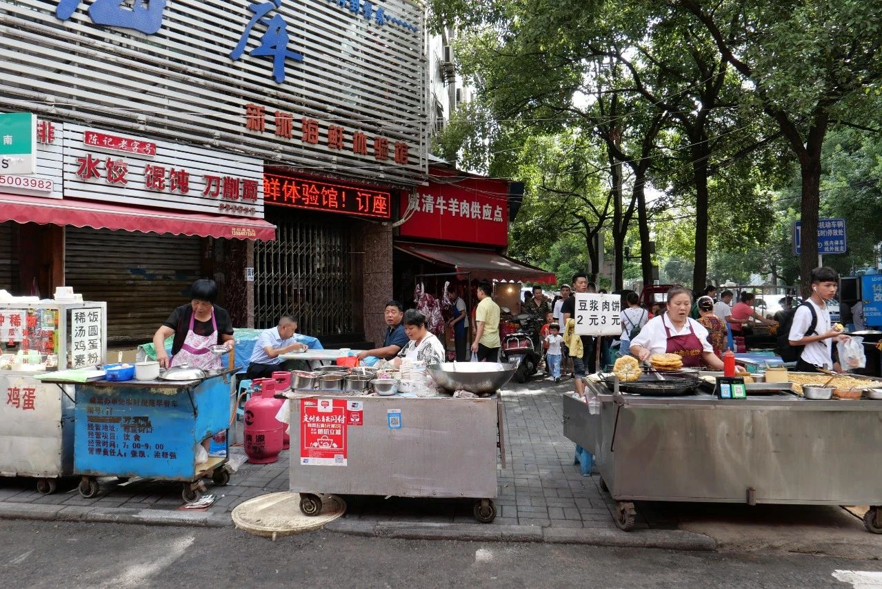 市井大排档，美味与文化的碰撞之旅