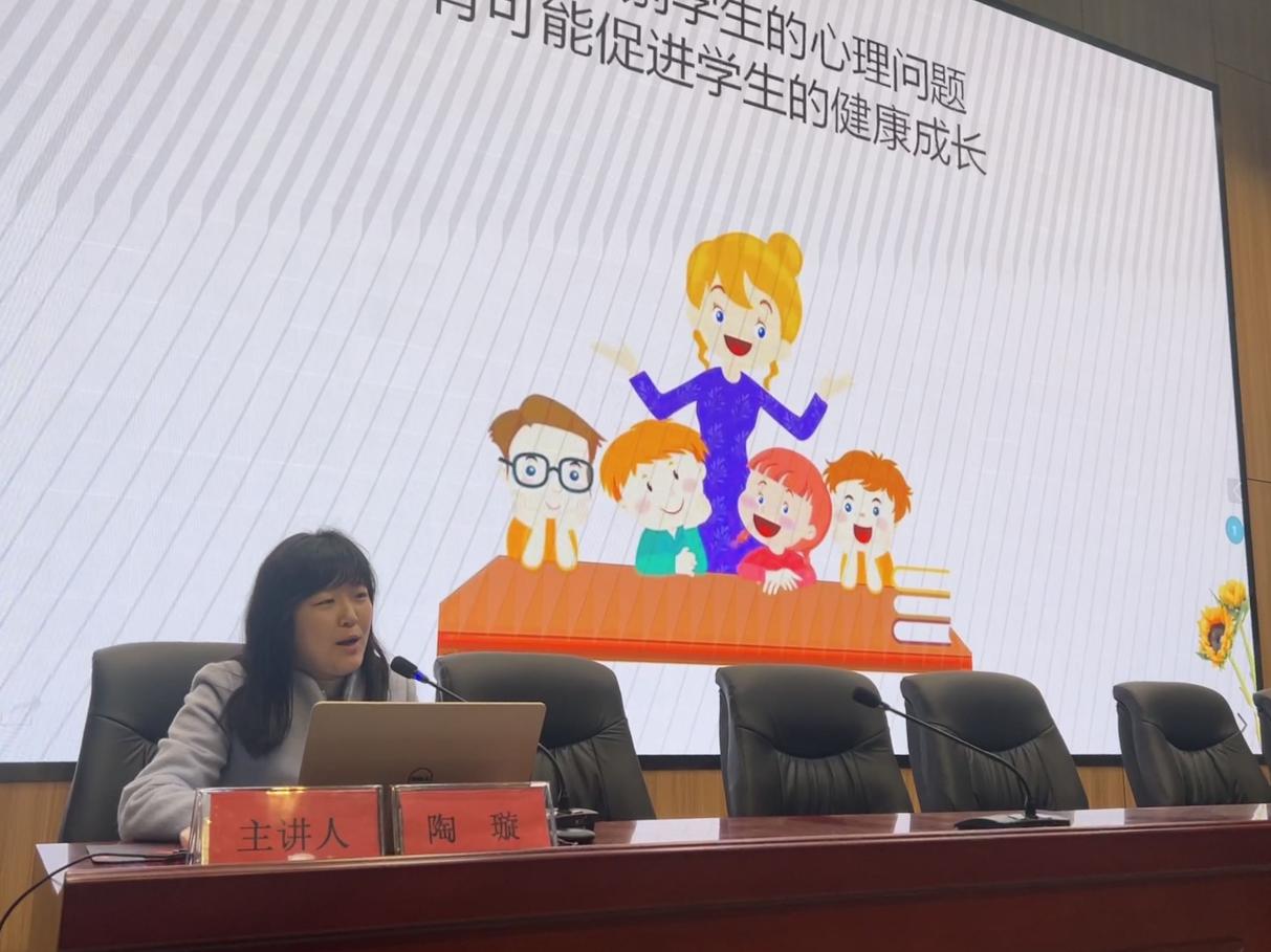 教师在青少年心理健康教育中的角色与重要性分析